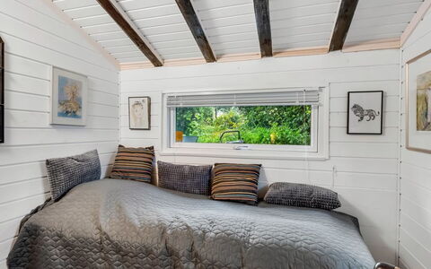 Unto - 6Km from the Sea: Holz, Interior Design, Decke, Fussboden, Flooring, Zuhause, Schlafzimmer, Zimmer, Bett, Linens