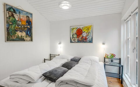Unto - 6Km from the Sea: Interior Design, Schlafzimmer, Decke, Bett, Fussboden, Flooring, Bedding, Bettdecke, Zuhause, Möbel