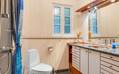 Unto - 6Km from the Sea: Armatur, Holz, Flooring, Interior Design, Sinken, Badezimmer, Fussboden, Zapfhahn, Bad Sink, Badezimmerschrank