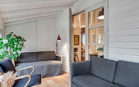 Unto - 6Km from the Sea: Flooring, Möbel, Holz, Fussboden, Interior Design, Couch, Holzboden, Wohnzimmer, Zuhause, Zimmer