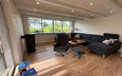 Alette - 400M from the Sea: Möbel, Flooring, Interior Design, Fussboden, Holz, Holzboden, Decke, Couch, Wohnzimmer, Zimmer
