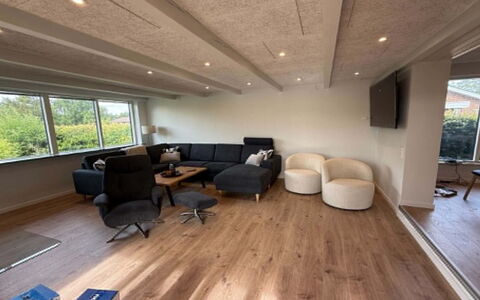 Alette - 400M from the Sea: Flooring, Interior Design, Fussboden, Möbel, Holzboden, Holz, Decke, Couch, Wohnzimmer, Zimmer