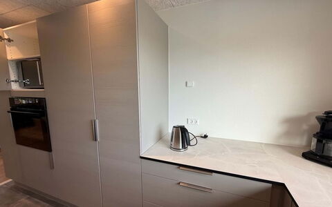 Alette - 400M from the Sea: Flooring, Interior Design, Küche, Cabinetry, Countertop, Fussboden, Küchengerät, Major Appliance, Decke, Möbel