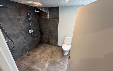 Alette - 400M from the Sea: Flooring, Fussboden, Armatur, Fliese, Zimmer, Badezimmer, Toilette, Installation