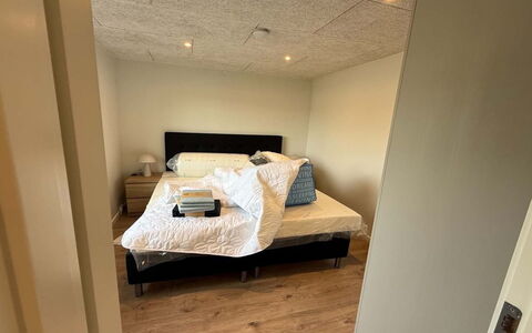 Alette - 400M from the Sea: Fussboden, Möbel, Flooring, Wand, Interior Design, Schlafzimmer, Holz, Bett, Zimmer, Decke