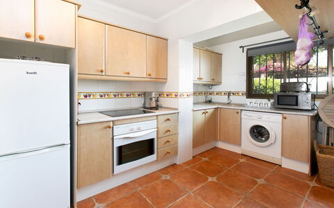 Carmen: Küche, Küchengerät, Countertop, Major Appliance, Cabinetry, Flooring, Möbel, Interior Design, Herd, Holz
