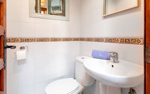Carmen: Armatur, Badezimmer, Flooring, Toilleten Sitz, Fussboden, Interior Design, Toilette, Installation, Sinken, Fliese