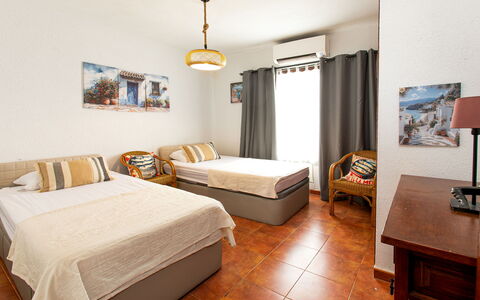 Carmen: Möbel, Bett, Schlafzimmer, Holz, Interior Design, Fussboden, Flooring, Bettdecke, Bedding, Bettrahmen