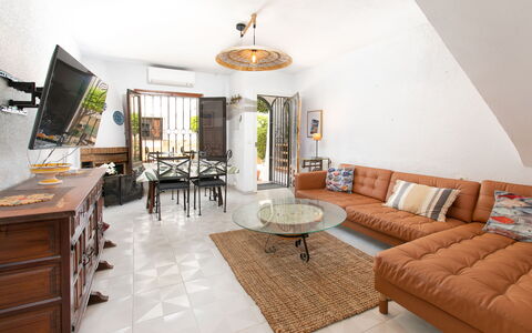 Carmen: Möbel, Interior Design, Flooring, Wand, Fussboden, Couch, Holz, Wohnzimmer, Tabelle, Zimmer