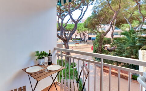 Cannes: Veranda, Gartenmöbel, Balkon, Schatten, Holzbeize, Tisch Im Freien, Stuhl, Zimmerpflanze, Zaun