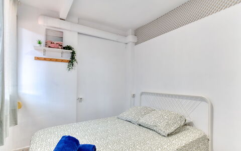 Cannes: Bett, Schlafzimmer, Bedding, Bettdecke, Wand, Interior Design, Linens, Möbel, Fussboden, Textil