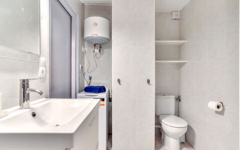 Cannes: Toilleten Sitz, Badezimmer, Armatur, Toilette, Flooring, Fussboden, Sinken, Installation, Interior Design, Zapfhahn