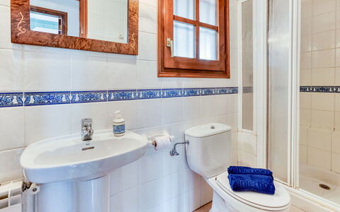 Quietud: Armatur, Flooring, Badezimmer, Fussboden, Sinken, Installation, Zapfhahn, Fliese, Toilette, Toilleten Sitz