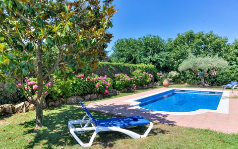 Quietud: Blau, Schwimmbad, Strauch, Garten, Resort, Freizeit, Landscaping, Schatten, Eco Hotel