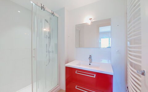 Metadier: Flooring, Interior Design, Fussboden, Armatur, Badezimmer, Badezimmerschrank, Installation, Bad Sink, Decke, Tür