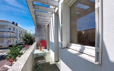 Metadier: Wohnung, Balkon, Beton, Daylighting, Farbe, Gips, Aluminium