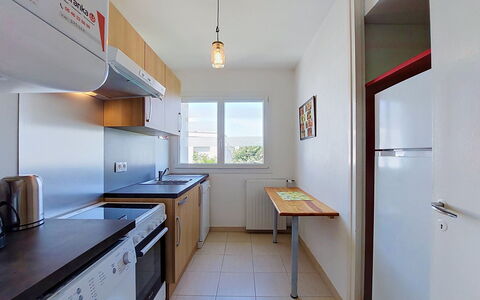 Metadier: Major Appliance, Wohnung, Küche, Interior Design, Countertop, Zimmer, Flooring, Cabinetry, Decke, Küchengerät