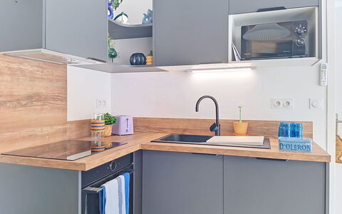 Les Bains D'Oléron 1: Küche, Küchengerät, Countertop, Möbel, Cabinetry, Interior Design, Holz, Major Appliance, Flooring, Haushaltsgerät