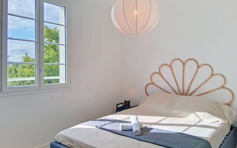 Les Bains D'Oléron 1: Interior Design, Schlafzimmer, Möbel, Bettdecke, Bett, Bedding, Linens, Bettrahmen, Zimmer, Lampe