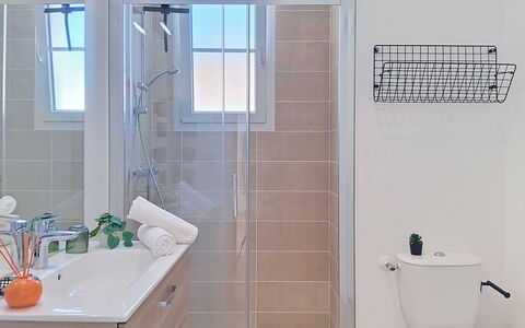 Les Bains D'Oléron 1: Badezimmer, Armatur, Interior Design, Flooring, Fussboden, Badezimmerschrank, Installation, Sinken, Toilette, Zapfhahn
