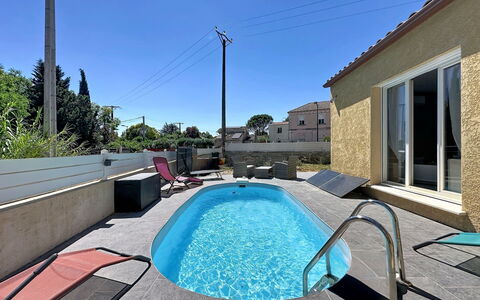 Villa des Amoureux: Blau, Schwimmbad, Wohngebiet, Verbundwerkstoff, Zuhause, Gartenmöbel, Resort, Schatten, Beton, Estate