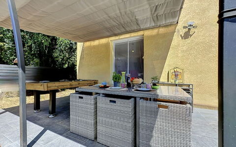 Villa des Amoureux: Möbel, Gartenmöbel, Schatten, Stuhl, Fussboden, Tisch Im Freien, Markise, Outdoor Struktur, Küche & Esszimmer Tisch, Terrasse