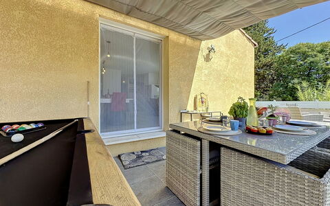 Villa des Amoureux: Möbel, Flooring, Fussboden, Interior Design, Stuhl, Gartenmöbel, Schatten, Zimmerpflanze, Küche & Esszimmer Tisch, Kaffetisch