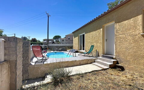 Villa des Amoureux: Wohngebiet, Haus, Zuhause, Menschliche Siedlung, Hütte, Estate, Beton, Schatten, Schwimmbad, Hinterhof