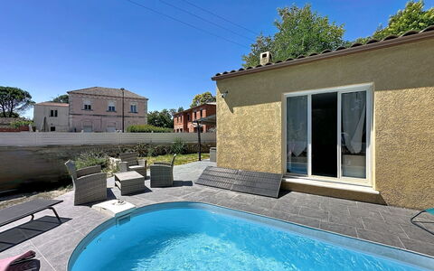 Villa des Amoureux: Blau, Schwimmbad, Wohngebiet, Verbundwerkstoff, Resort, Estate, Gartenmöbel, Schatten, Villa, Eco Hotel
