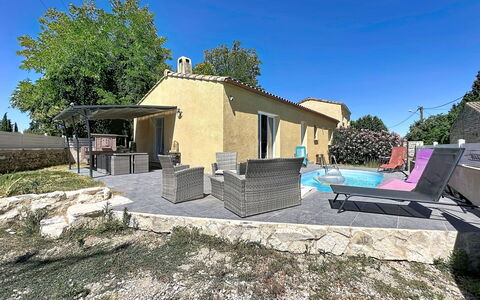 Villa des Amoureux: Zuhause, Hütte, Schatten, Estate, Beton, Hinterhof, Landscaping, Garten, Stuhl, Gartenmöbel