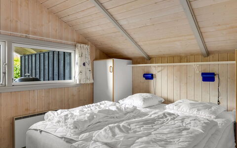 Ljubinko - 300M from the Sea: Holz, Schlafzimmer, Bett, Interior Design, Zuhause, Decke, Bedding, Bettdecke, Möbel, Bettrahmen