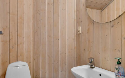 Ljubinko - 300M from the Sea: Wand, Holz, Flooring, Fussboden, Interior Design, Armatur, Badezimmer, Zimmer, Planke, Hartholz