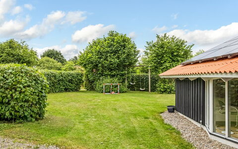 Ljubinko - 300M from the Sea: Gras, Strauch, Garten, Dach, Haus, Grundstueck, Zuhause, Rasen, Ground