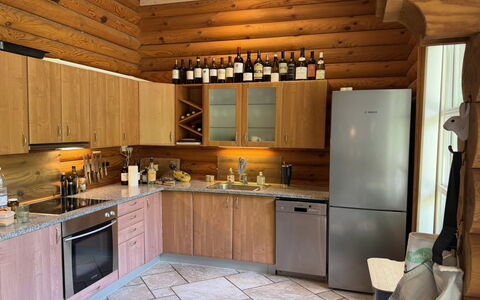 Unelma - from the Sea: Küche, Möbel, Countertop, Küchengerät, Flooring, Cabinetry, Major Appliance, Interior Design, Holz, Fussboden