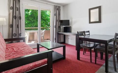 Grasse 623: Möbel, Fussboden, Interior Design, Flooring, Zimmer, Stuhl, Decke, Wohnung, Kaffetisch, Wohnzimmer