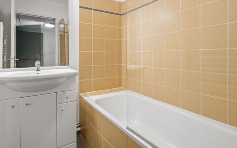 Grasse 623: Flooring, Fussboden, Armatur, Interior Design, Decke, Badezimmer, Installation, Fliese, Verbundwerkstoff, Zimmer