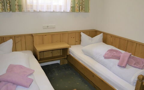 Kappl 327: Bett, Holz, Möbel, Schlafzimmer, Interior Design, Bettdecke, Bedding, Fussboden, Zimmer, Flooring