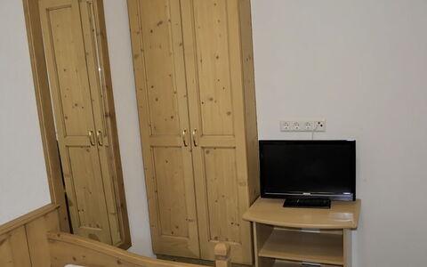 Kappl 327: Möbel, Holz, Flooring, Fussboden, Interior Design, Schlafzimmer, Zimmer, Schrank, Bett, Holzbeize