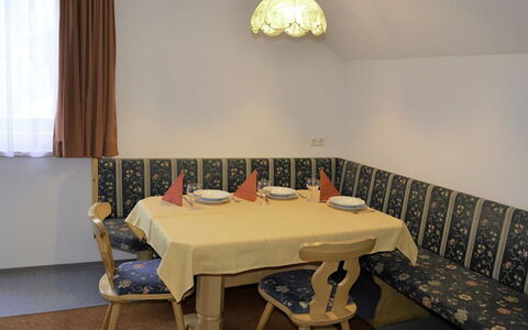 Kappl 327: Interior Design, Möbel, Zimmer, Decke, Fensterbehandlung, Vorhang, Stuhl, Fensterabdeckung, Light Fixture, Lampe