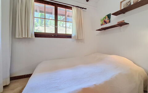 Balcon du Ciel 1: Bett, Schlafzimmer, Interior Design, Fussboden, Bettdecke, Holz, Bedding, Möbel, Flooring, Linens