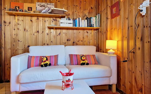 Balcon du Ciel 1: Möbel, Interior Design, Wand, Flooring, Holz, Fussboden, Zimmer, Beleuchtung, Wohnzimmer, Couch