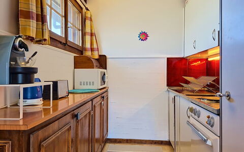 Balcon du Ciel 1: Holz, Interior Design, Flooring, Küche, Fussboden, Countertop, Zimmer, Cabinetry, Major Appliance, Möbel