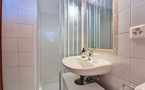 Balcon du Ciel 1: Bad Sink, Wand, Armatur, Interior Design, Badezimmer, Flooring, Fussboden, Sinken, Zimmer, Zapfhahn