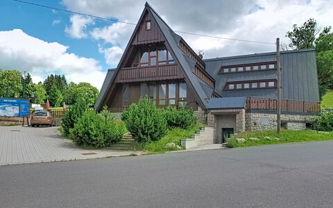 Arnika: Blau, Wohngebiet, Wohnung, Eigentumswohnung, Resort, Balkon, Estate, Rasen, Schwimmbad, Hotel