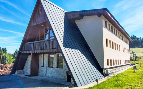 Arnika: Blau, Wohngebiet, Wohnung, Eigentumswohnung, Resort, Balkon, Estate, Rasen, Schwimmbad, Hotel