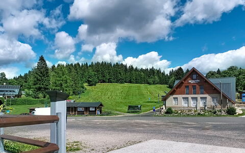 Arnika: Blau, Wohngebiet, Wohnung, Eigentumswohnung, Resort, Balkon, Estate, Rasen, Schwimmbad, Hotel