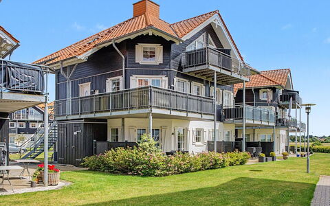 Elvira - 300M from the Sea: Blau, Wohngebiet, Wohnung, Eigentumswohnung, Resort, Balkon, Estate, Rasen, Schwimmbad, Hotel
