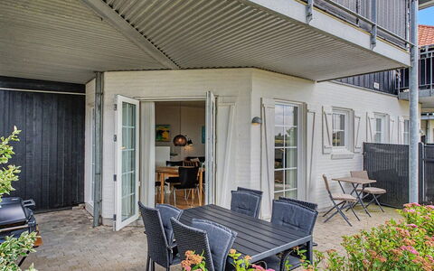 Elvira - 300M from the Sea: Blau, Wohngebiet, Wohnung, Eigentumswohnung, Resort, Balkon, Estate, Rasen, Schwimmbad, Hotel