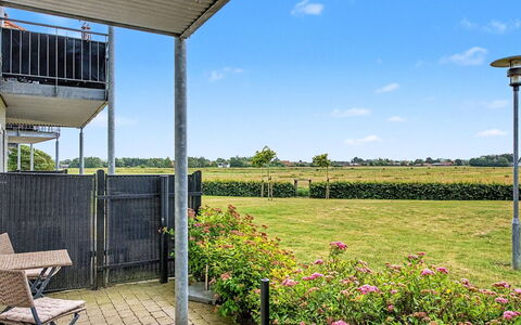 Elvira - 300M from the Sea: Blau, Wohngebiet, Wohnung, Eigentumswohnung, Resort, Balkon, Estate, Rasen, Schwimmbad, Hotel