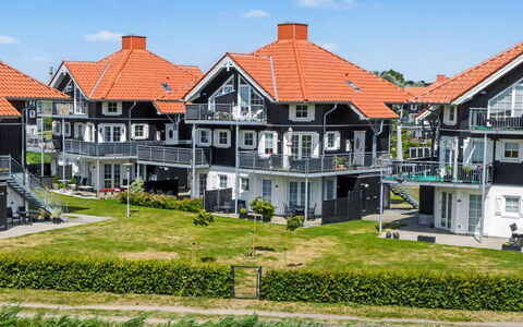Elvira - 300M from the Sea: Blau, Wohngebiet, Wohnung, Eigentumswohnung, Resort, Balkon, Estate, Rasen, Schwimmbad, Hotel